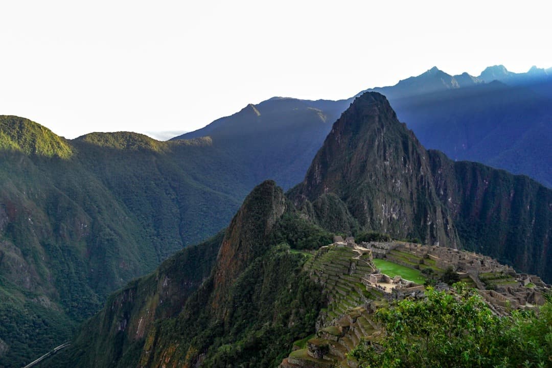 Starożytne miasto Machu Picchu i zielone góry Andy.