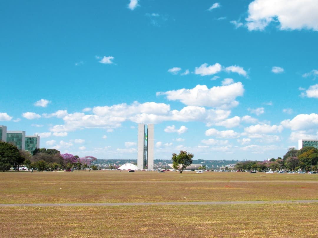 Architektura Kongresu Narodowego Brazylii, Brasília, błękitne niebo