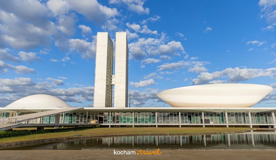 Modernistyczny budynek Kongresu Narodowego Brazylii, Brasília, błękitne niebo, odbicia.