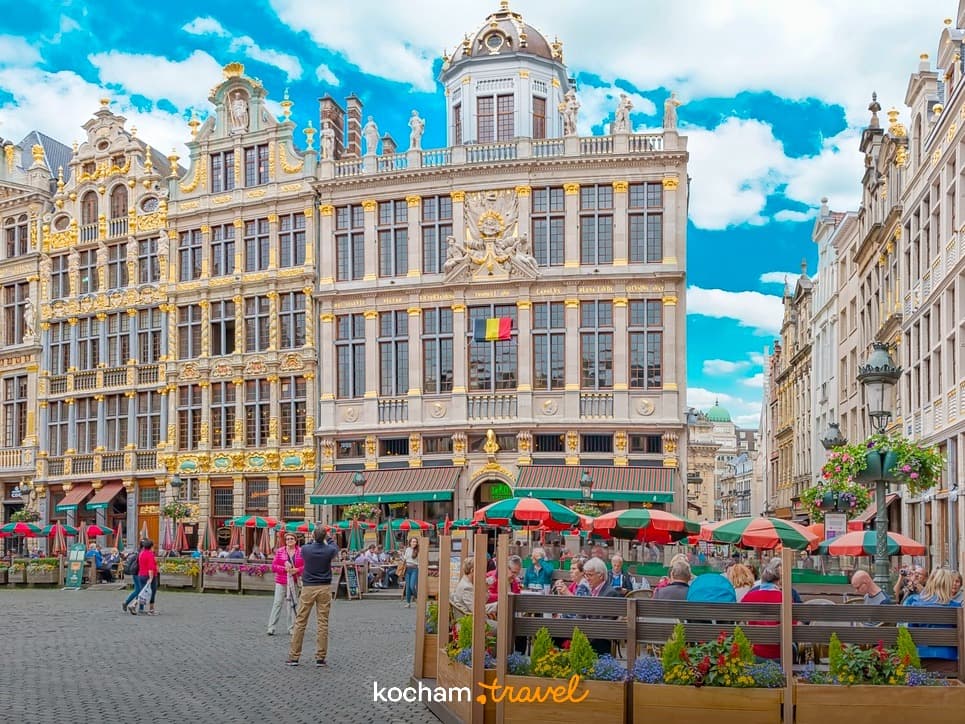 Wspaniały Wielki Plac w Brukseli, Belgia, ozdobne budynki, kawiarnie.