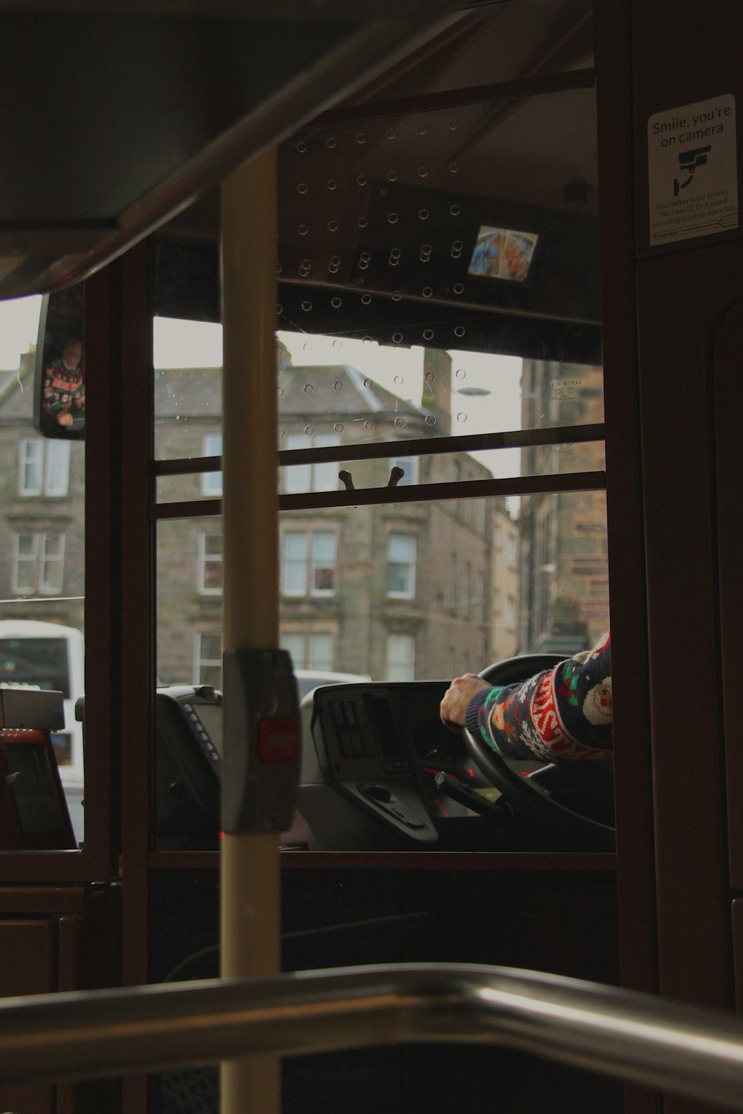 Kierowca autobusu prowadzący przez miasto ulica.