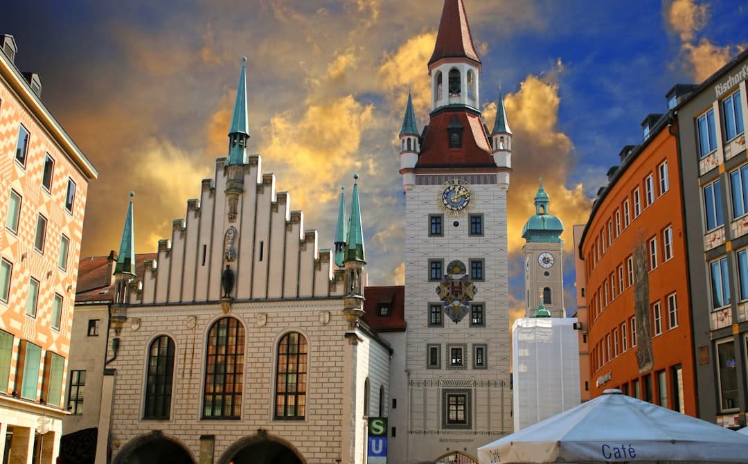Architektura Monachium: Ratusze i wieże kościelne pod zachmurzonym niebem.