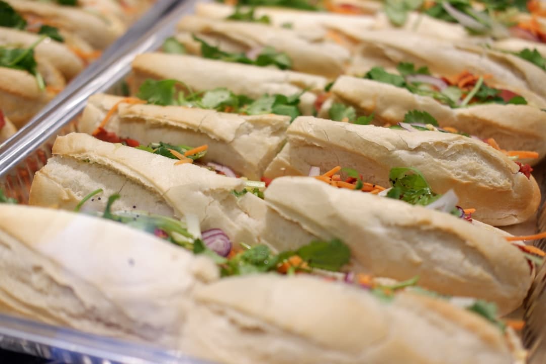 Wietnamskie kanapki banh mi ze świeżymi warzywami i kolendrą.
