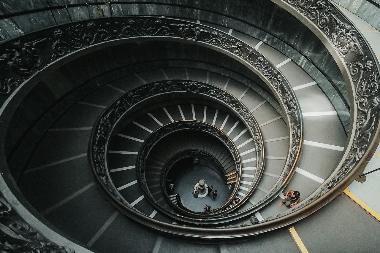 Watykańskie spiralne schody Bramantego z ozdobnymi balustradami