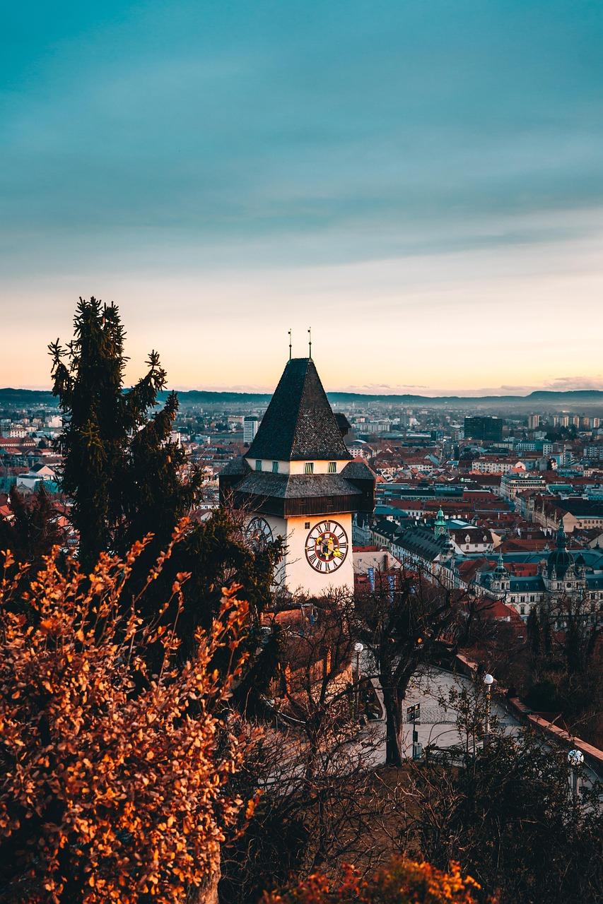 Malownicza panorama Grazu z wieżą zegarową Uhrturm o zmierzchu