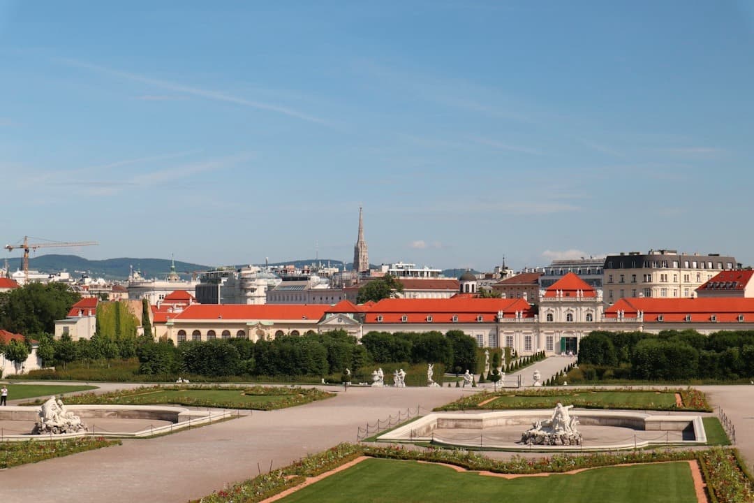 Panoramiczny widok ogrody pałacu Belvedere panorama Wiednia jasne światło dzienne.