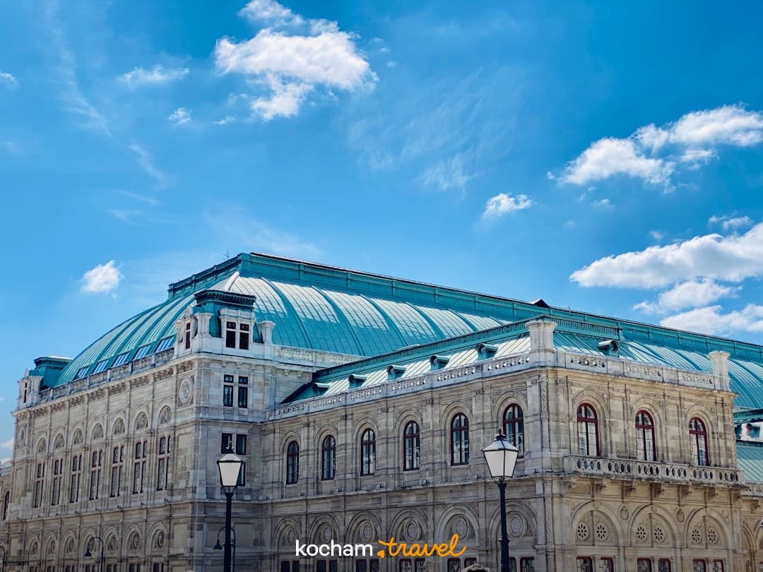 Wiedeńska Opera Państwowa, zabytkowa architektura, turkusowy dach, słoneczny dzień.