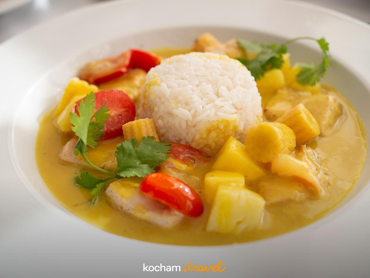 Egzotyczne curry z ryżem, ananasem, pomidorami i świeżą kolendrą