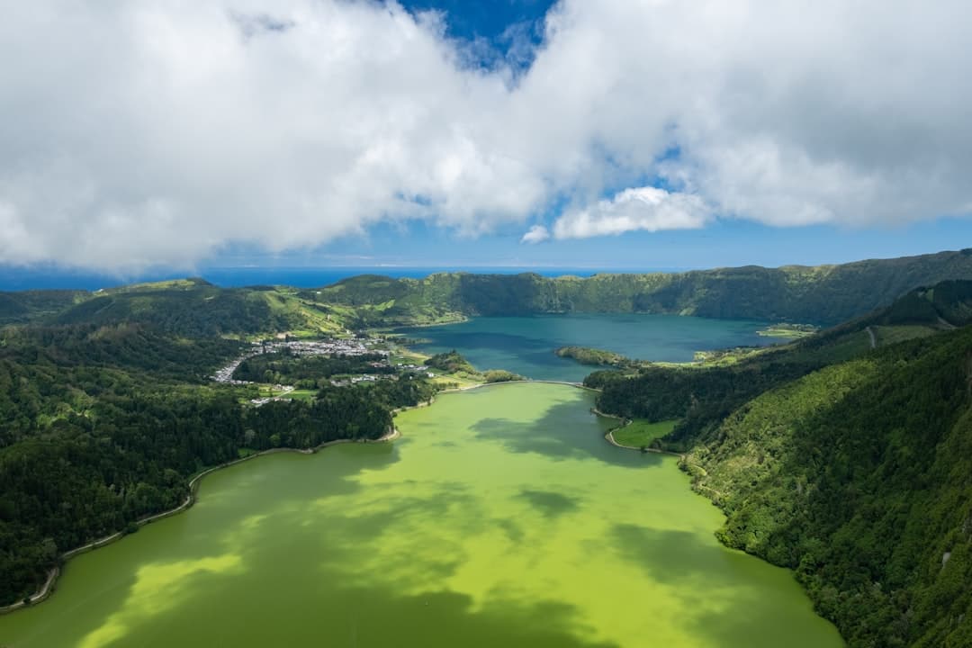 Wulkaniczna kaldera Sete Cidades z zielonym i niebieskim jeziorem