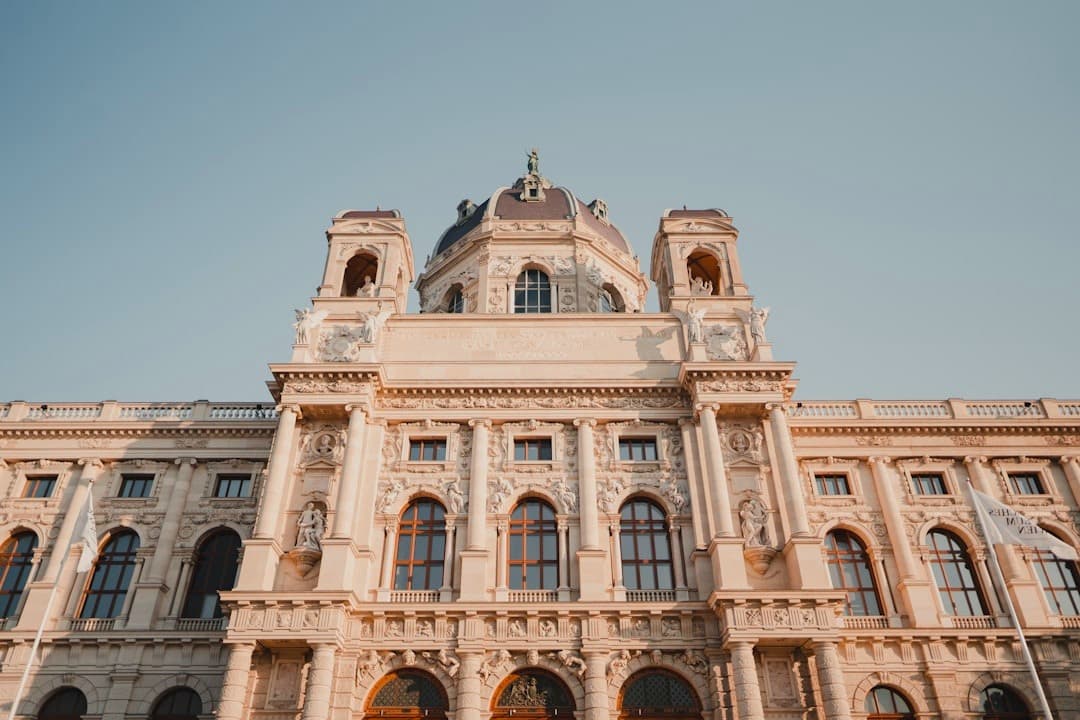 Ozdobna fasada klasycznego budynku z kopułą i wieżami.