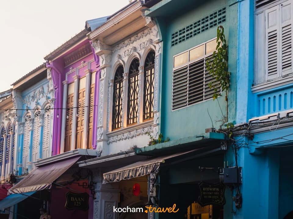 Kolorowe kamienice, architektura sino-portugalska, Stare Miasto Phuket, Tajlandia.