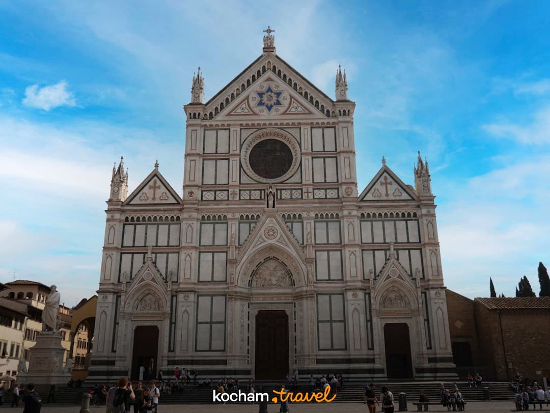 Wspaniała fasada Bazyliki Santa Croce, Florencja, słoneczny plac.