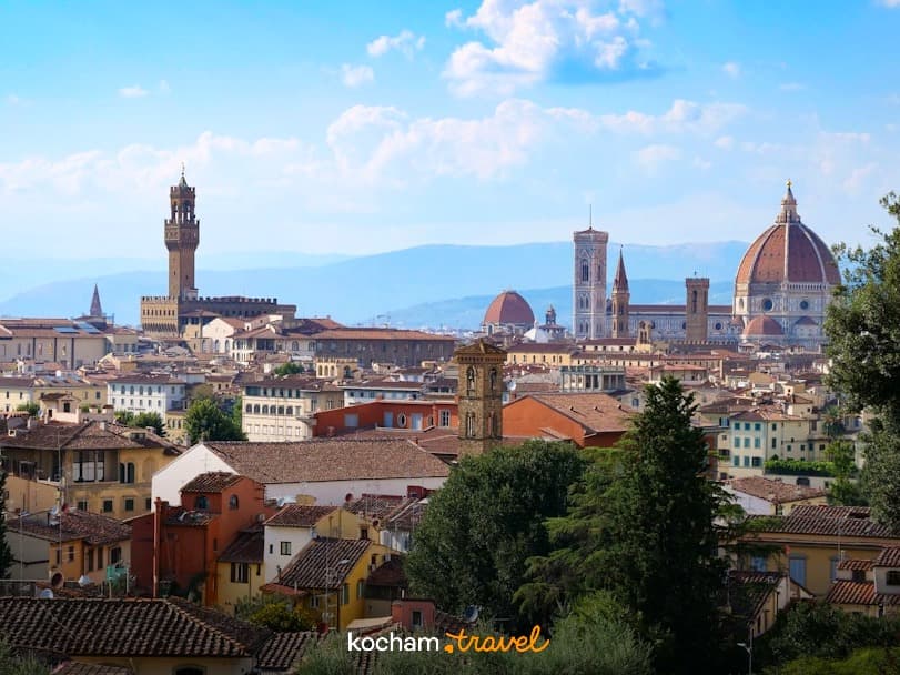 Panorama Florencji we Włoszech z katedrą i czerwonymi dachami.