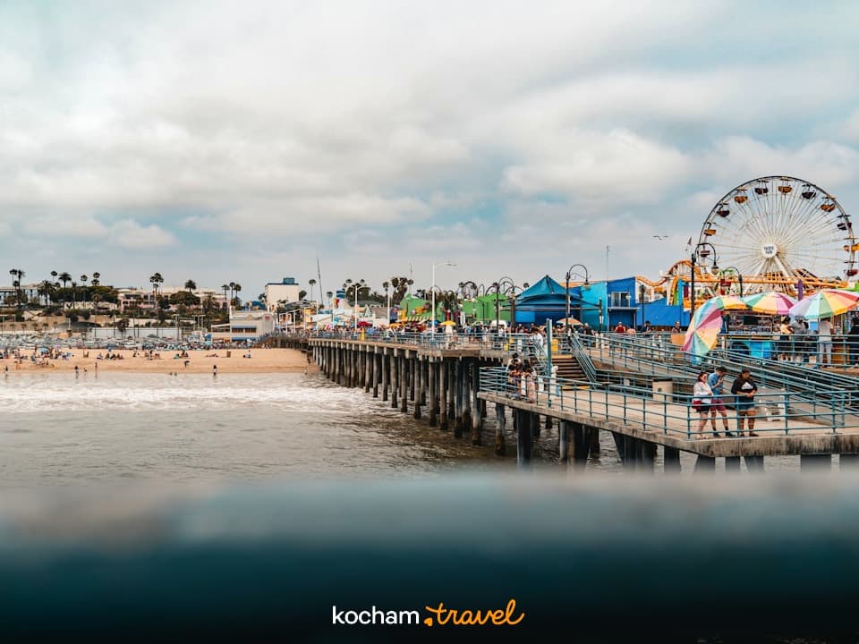 Molo Santa Monica, plaża, ocean, wesołe miasteczko z kołem młyńskim.