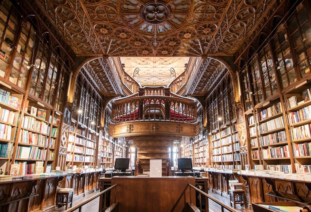 Zabytkowe wnętrze księgarni Lello w Porto, drewniane schody i regały.