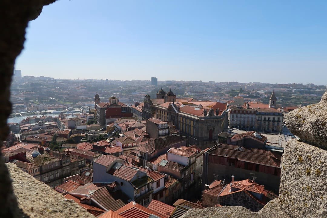 Panorama Porto, Portugalia, rzeka Douro, czerwone dachy, zabytkowa architektura.