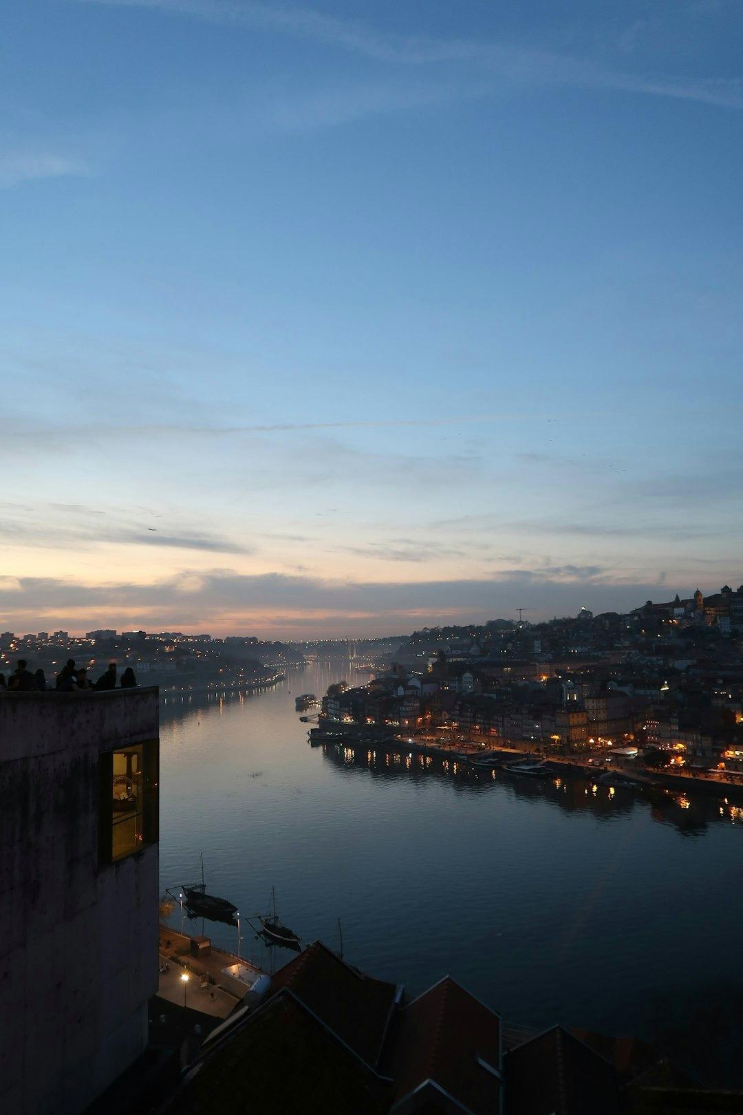 Panorama Porto, rzeka Douro, miasto o zmierzchu, światła, widok z dachu.