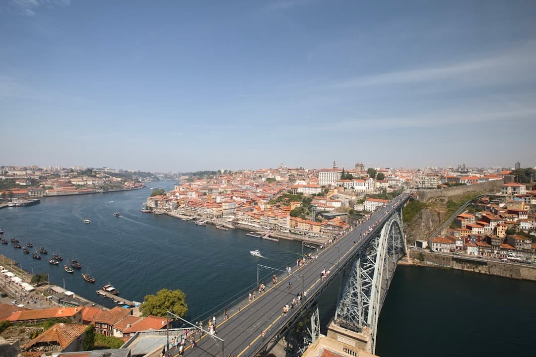 Most Dom Luís I, rzeka Douro, panorama miasta Porto, Portugalia.