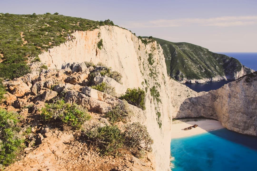 Plaża Navagio, wrak statku, białe klify, turkusowe morze, Grecja.