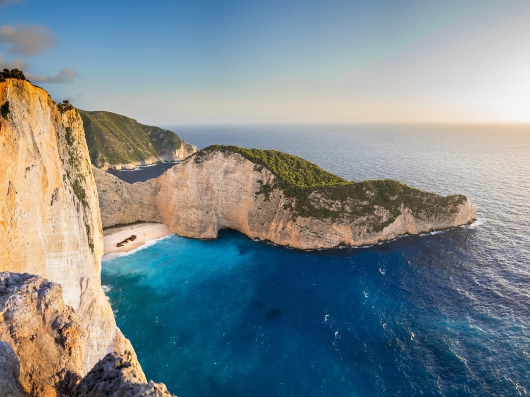 Plaża Navagio na Zakynthos, Grecja, wrak statku, turkusowa woda, klify