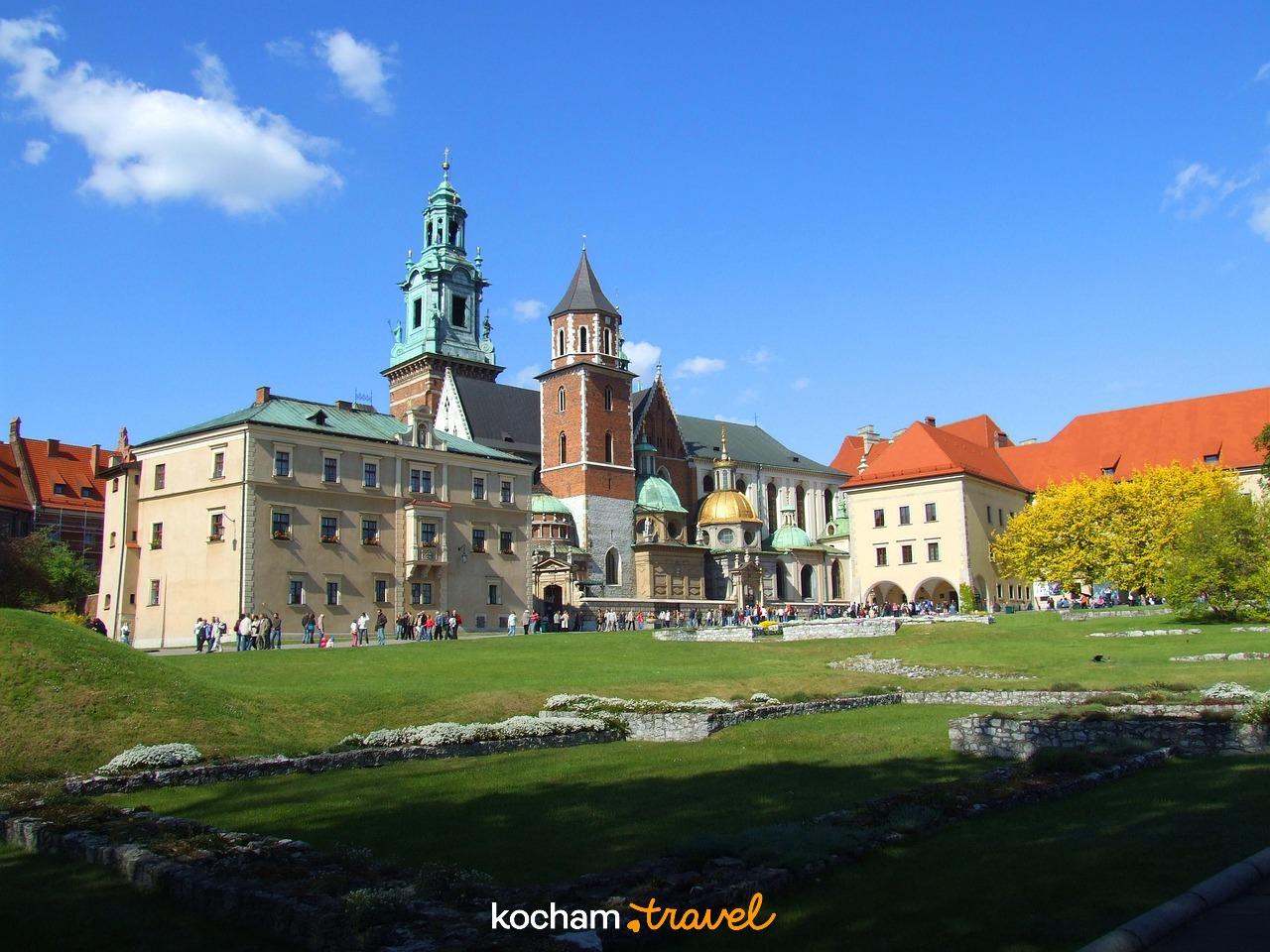 Zamek Wawelski Katedra Kraków zabytkowa architektura słoneczny dzień