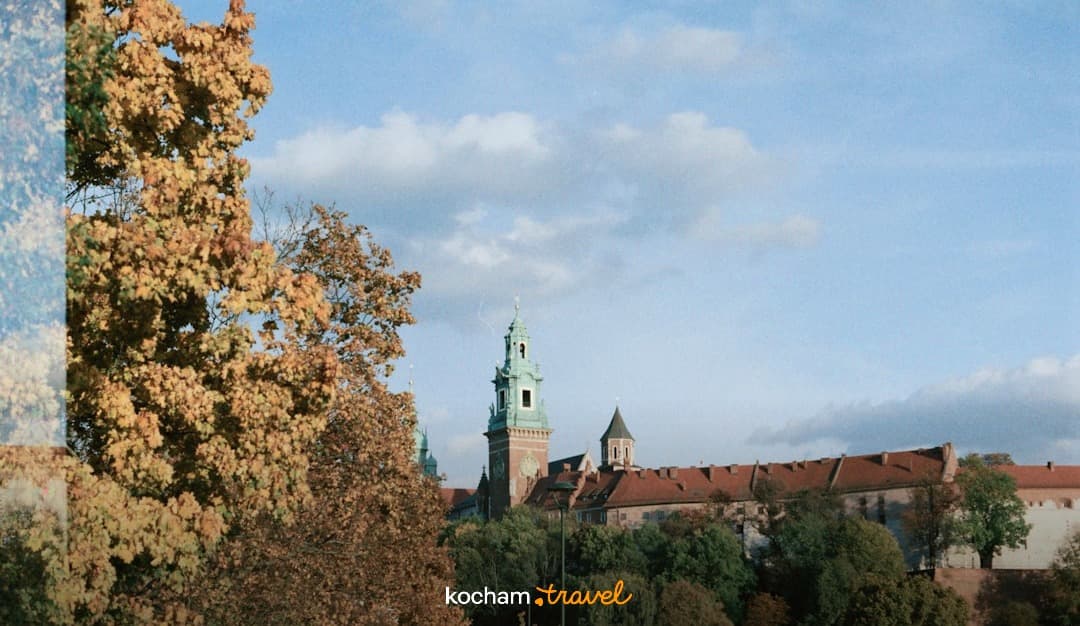 Zamek Królewski Wawel i Katedra w Krakowie jesienią, wieża, błękitne niebo.