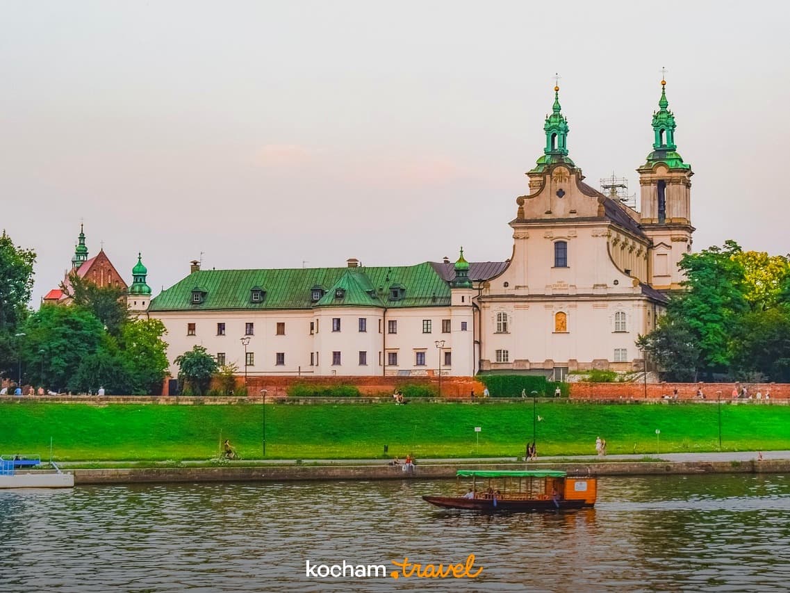 Historyczny kościół, klasztor, Wisła, Kraków, łódź turystyczna, zielony brzeg.