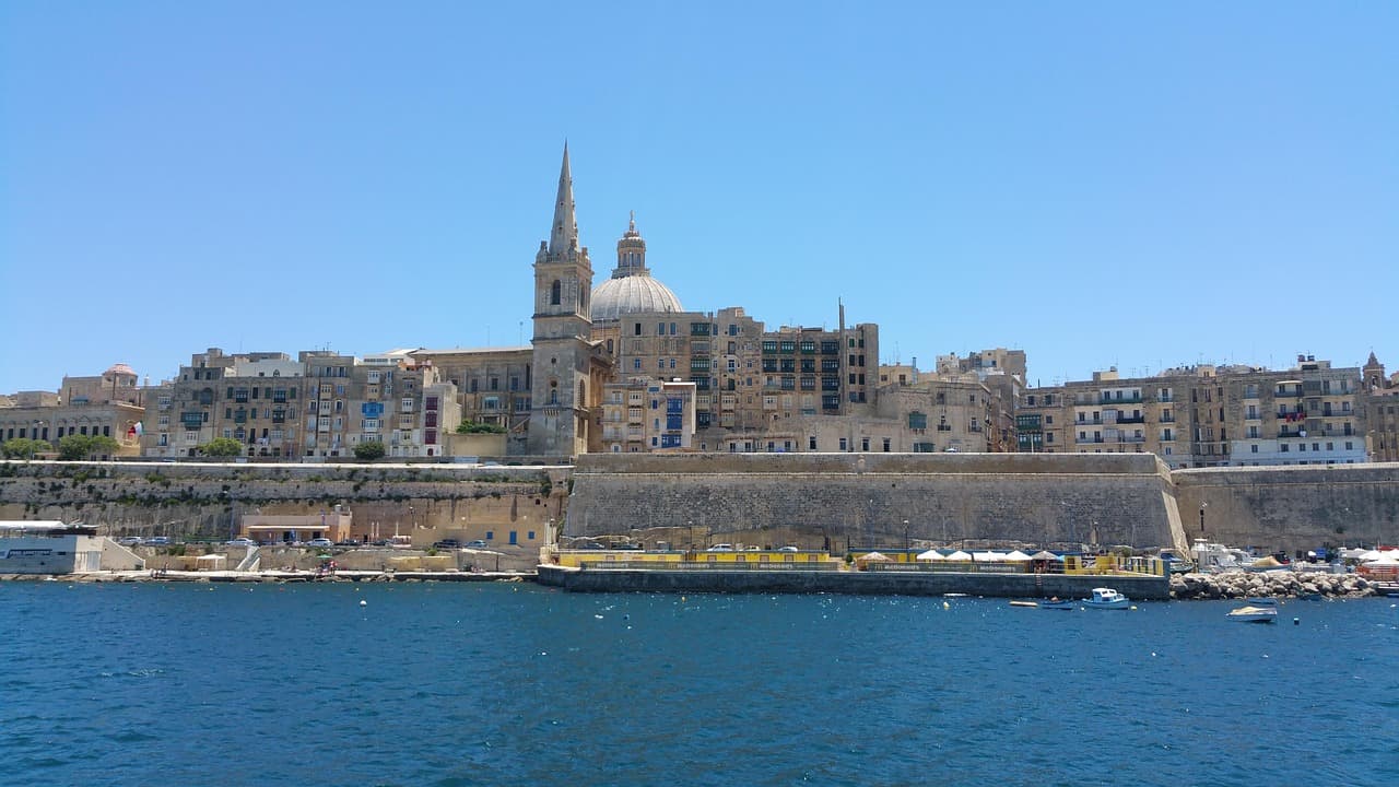 Valletta, Malta: panorama miasta, katedra, fortyfikacje nad morzem.
