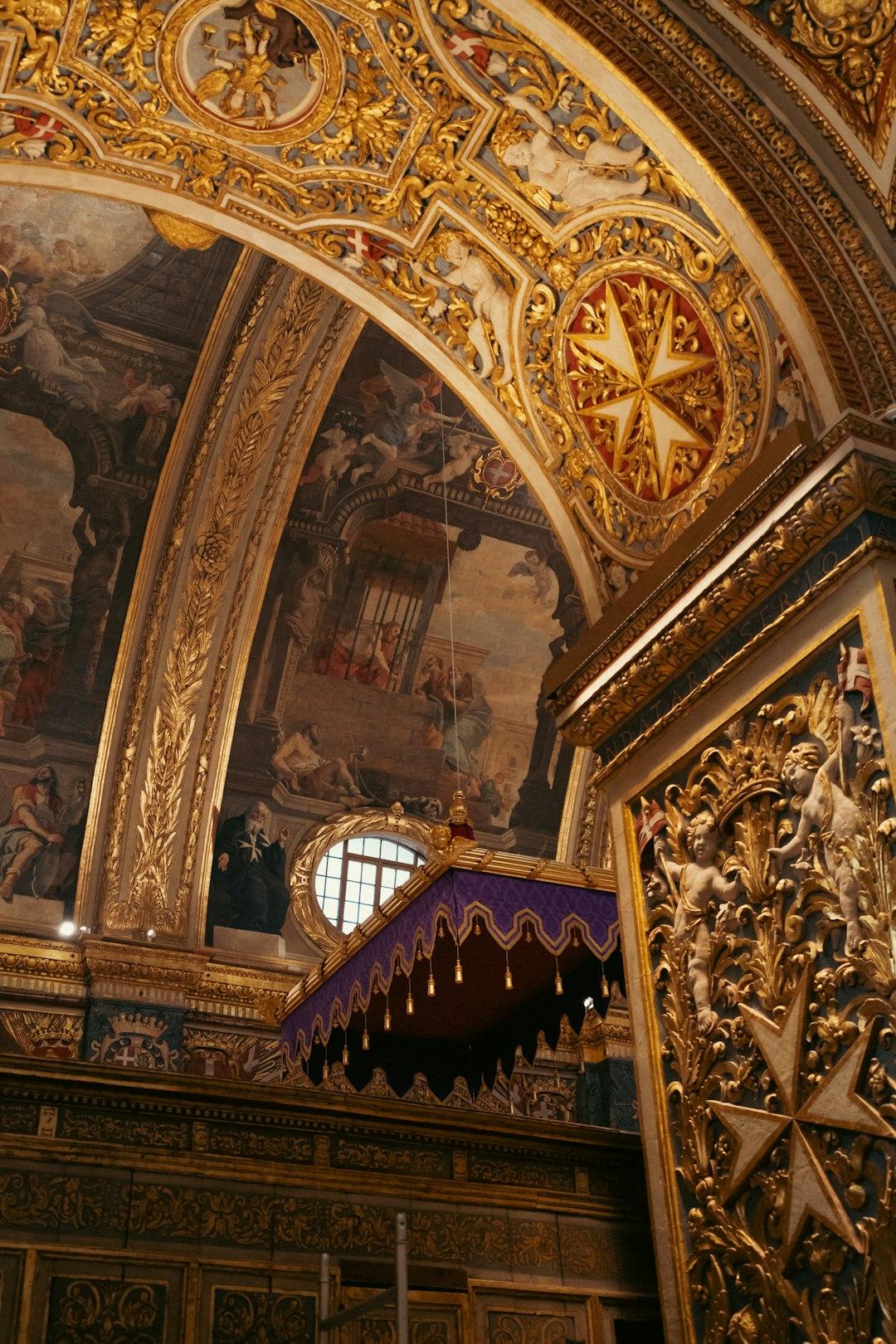 Wspaniałe wnętrze barokowej katedry, złocone rzeźby, malowidła