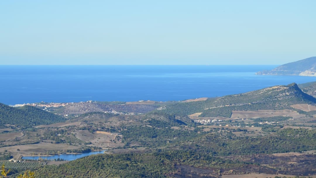 Panoramiczny widok na wybrzeże z morzem, wzgórzami, wioskami i jeziorem.
