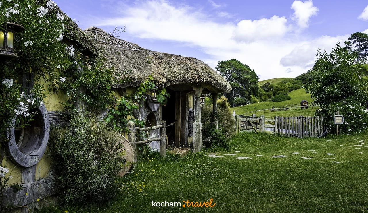 Bajkowy dom hobbita, zielone wzgórza, Hobbiton Nowa Zelandia.