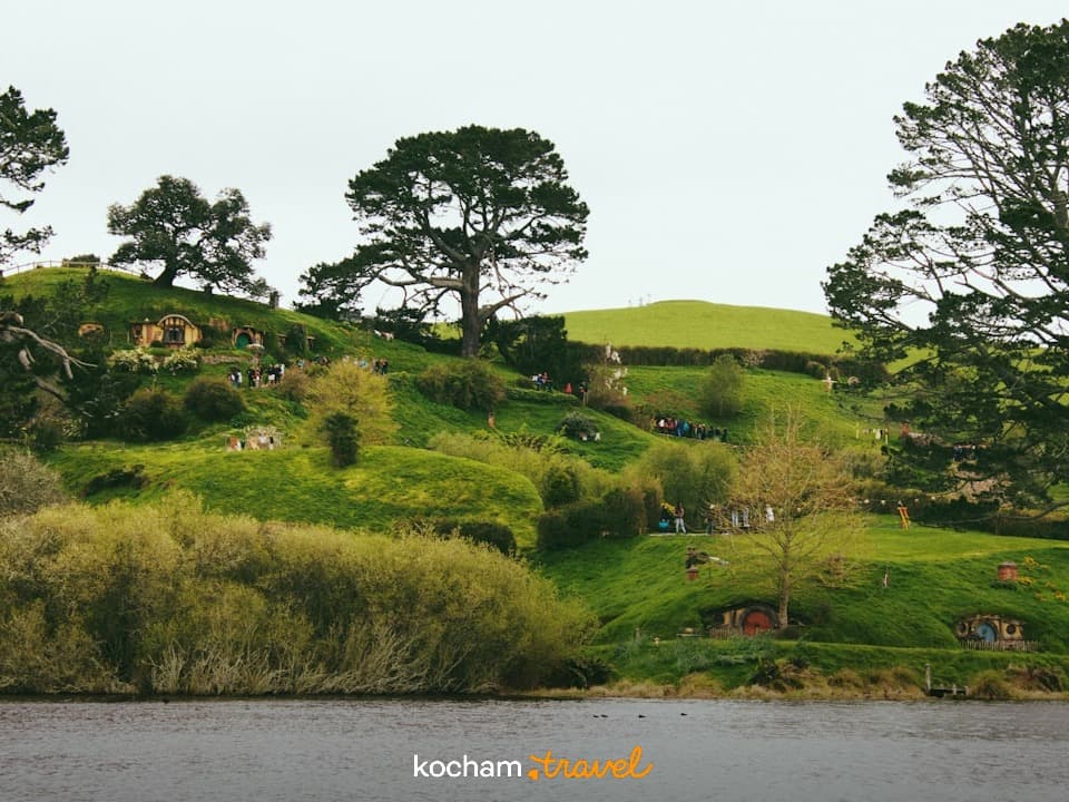 Plener filmowy Hobbiton, zielone wzgórza, nory hobbitów, jezioro, Nowa Zelandia.