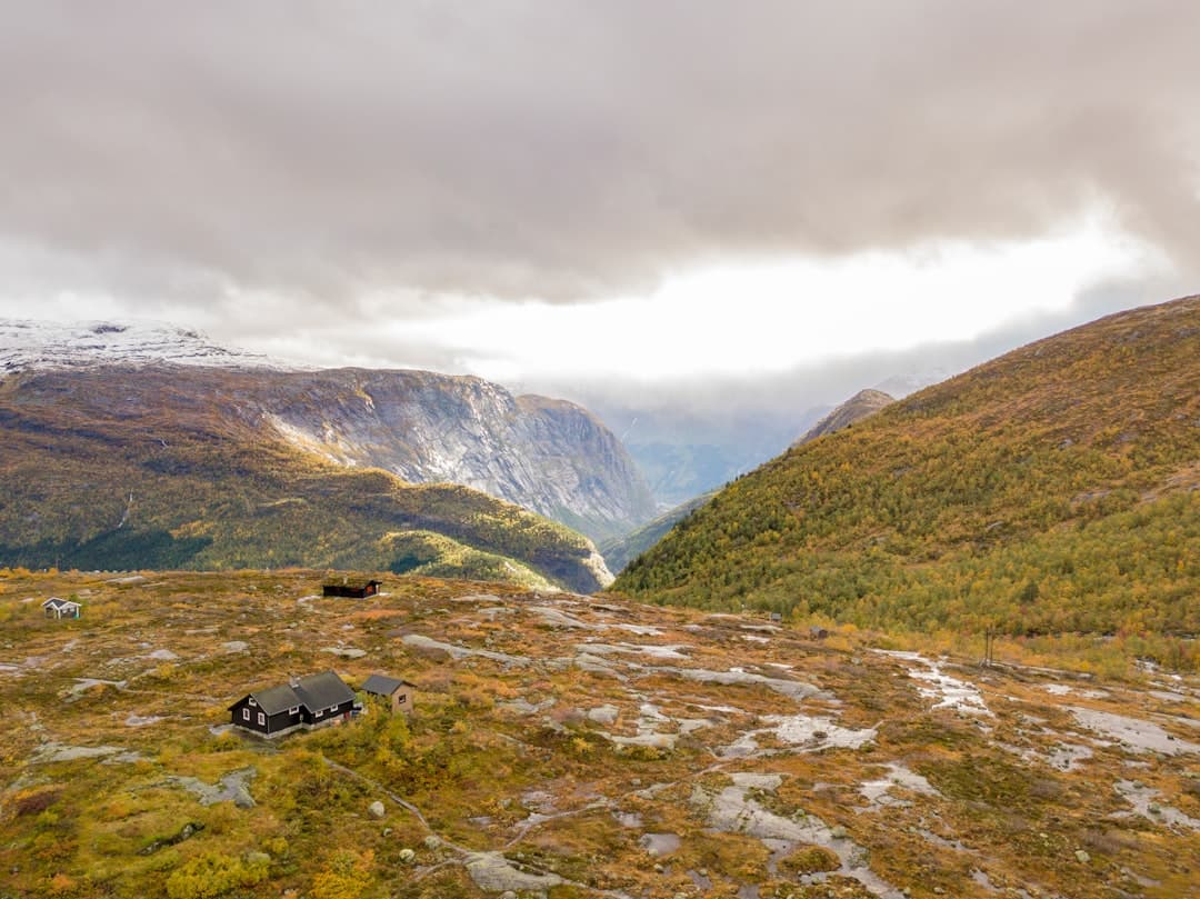 Norweski krajobraz z szlakami turystycznymi, inspiracja do podróży