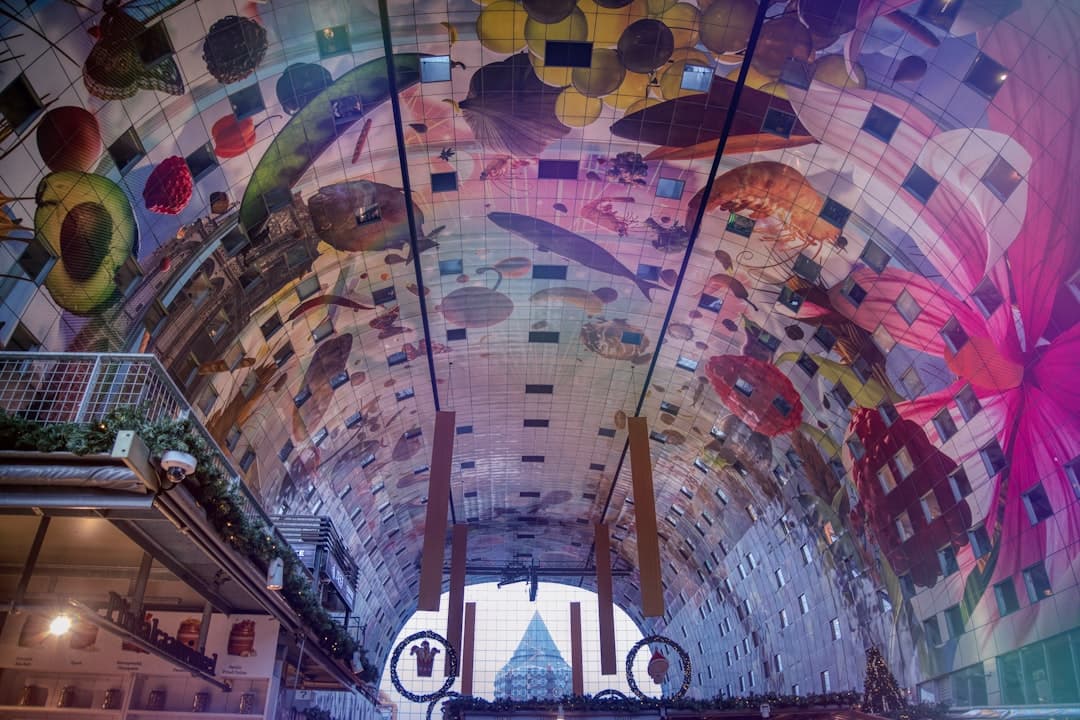 Markthal Rotterdam, kolorowy mural na sklepionym suficie hali targowej.