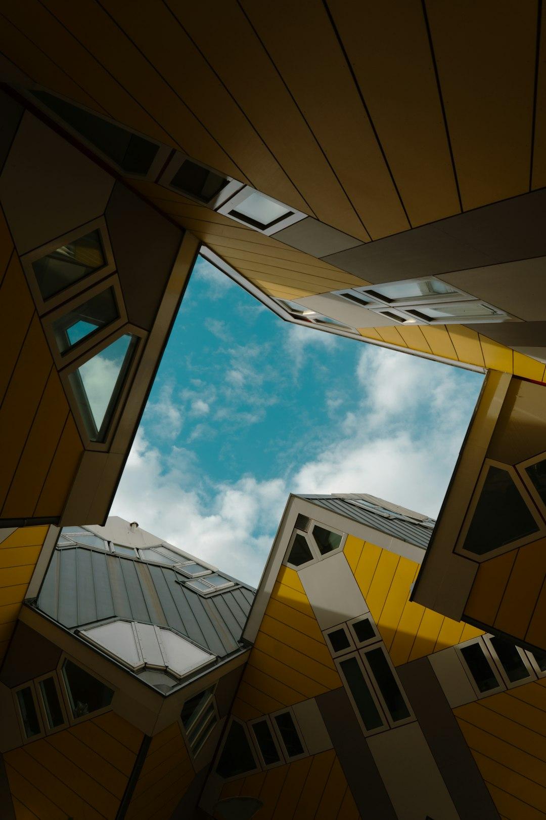 Rotterdam Kubuswoningen, unikalne żółte domy, geometryczna architektura, błękitne niebo.