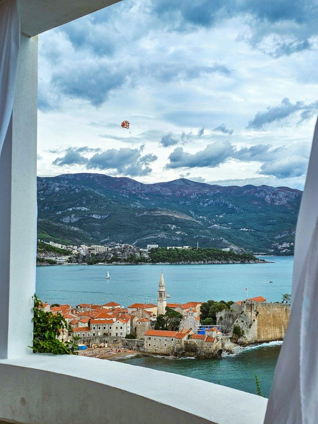 Stare miasto Budva, wybrzeże Adriatyku, góry, parasailing, widok z balkonu.