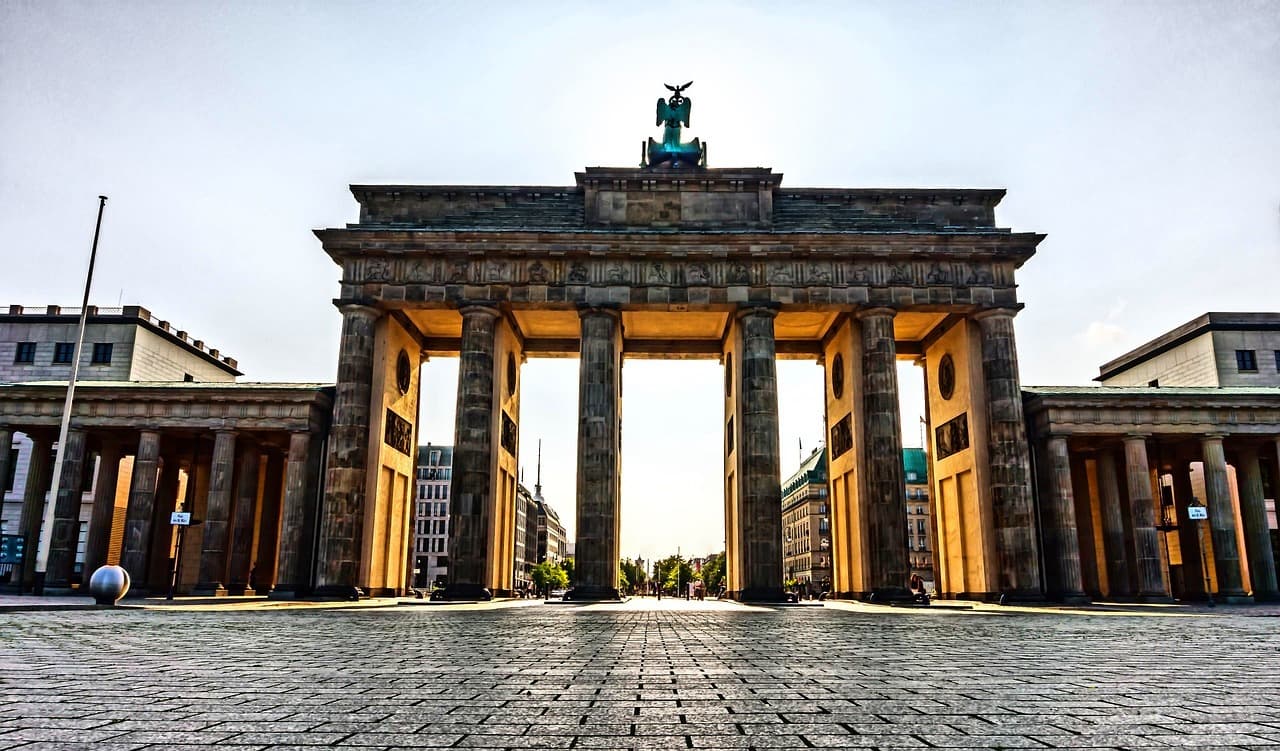 Brama Brandenburska w Berlinie, historyczna architektura, słoneczny brukowany plac.