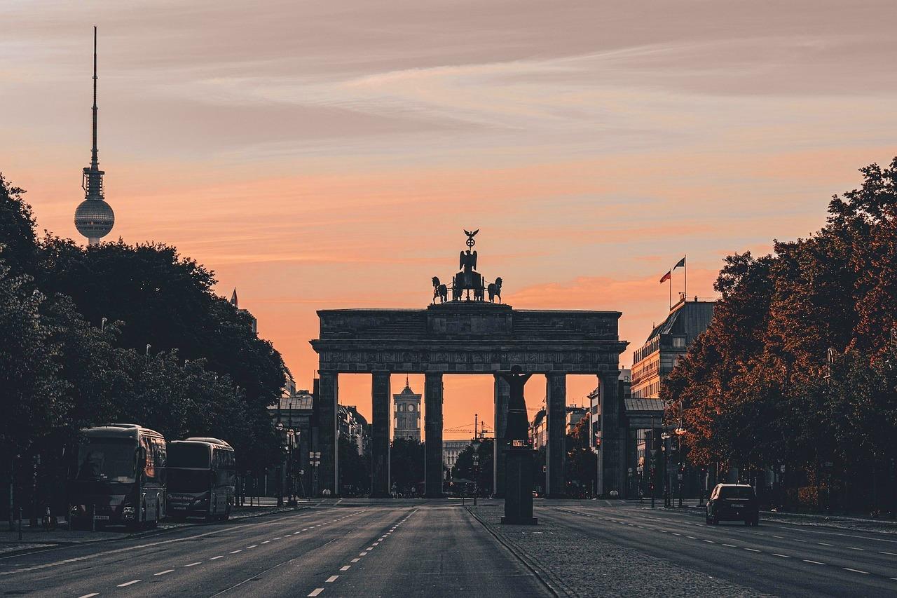 Brama Brandenburska w Berlinie, Wieża Telewizyjna, architektura, zachód słońca.