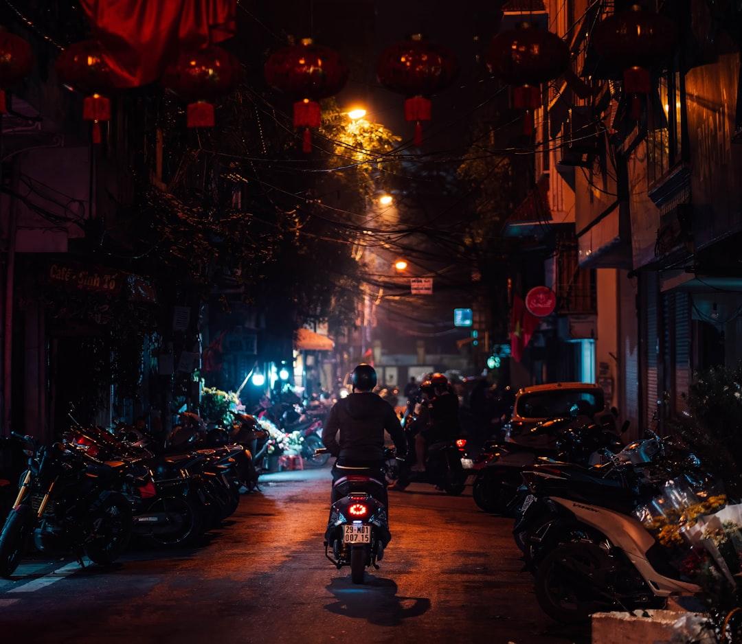 Tłoczne ulice Hanoi w nocy