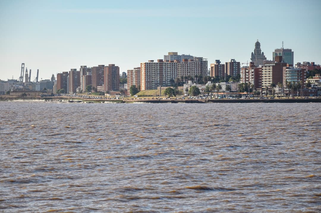 Montevideo, Urugwaj: widok na panoramę miasta z rzeki Rio de la Plata.