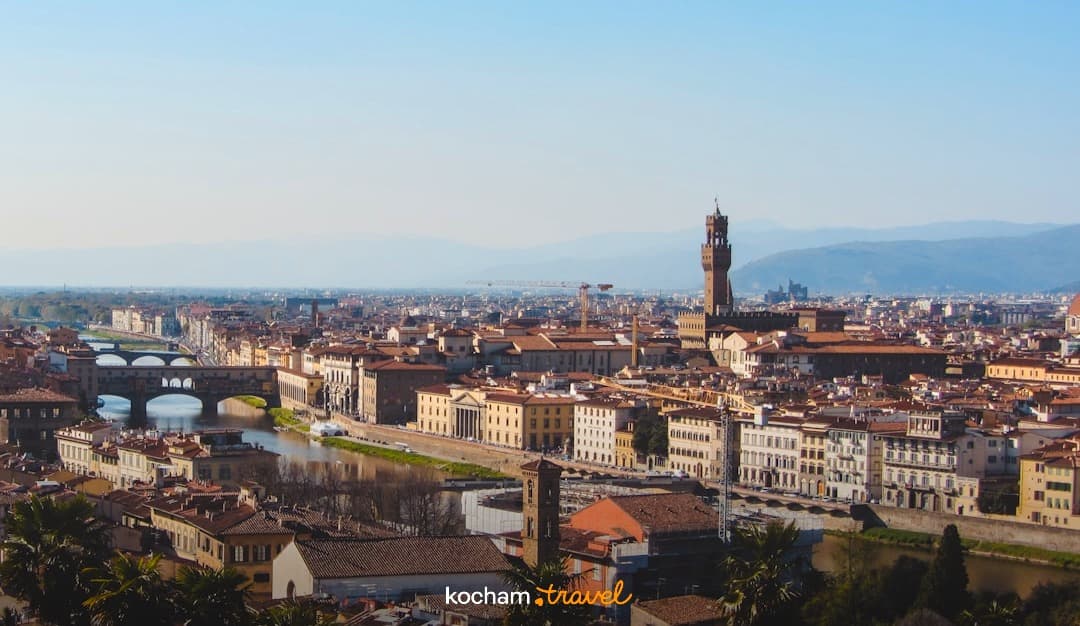Panoramiczny widok na Florencję z Ponte Vecchio i rzeką Arno.