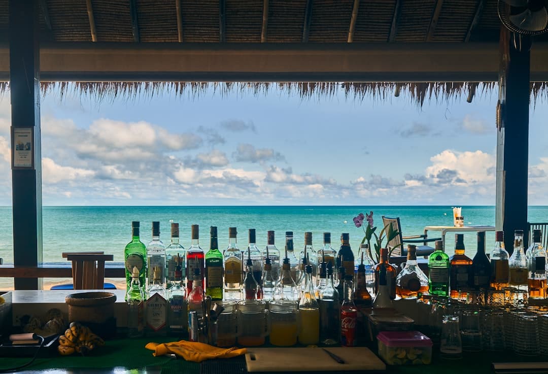 Bar przy plaży z widokiem na morze.