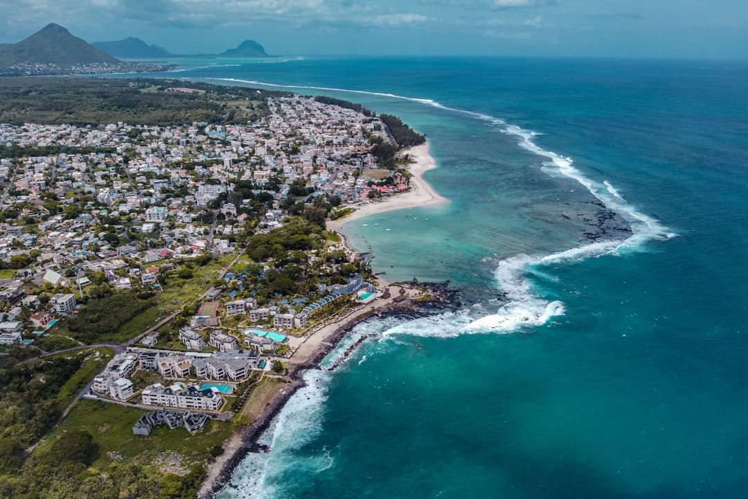 Mauritius, nadmorskie miasto z kurortami, turkusowy ocean i góry.