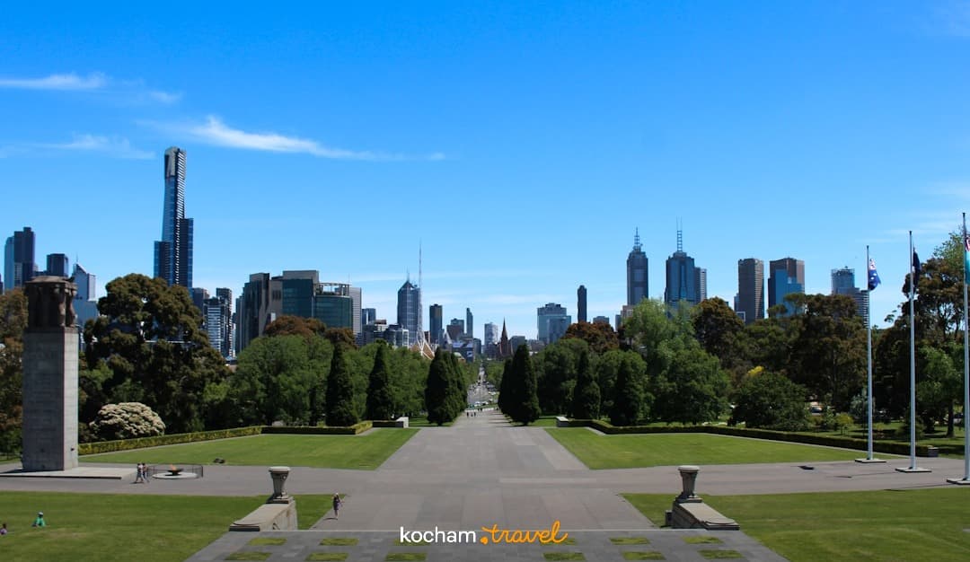 Melbourne panorama, park Shrine of Remembrance, wieżowce, błękitne niebo
