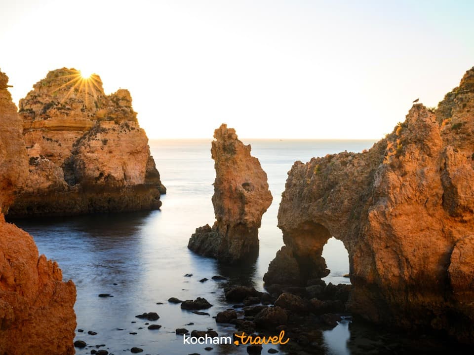 Dramatyczne skalne formacje, klify, ocean, wschód słońca, Algarve.