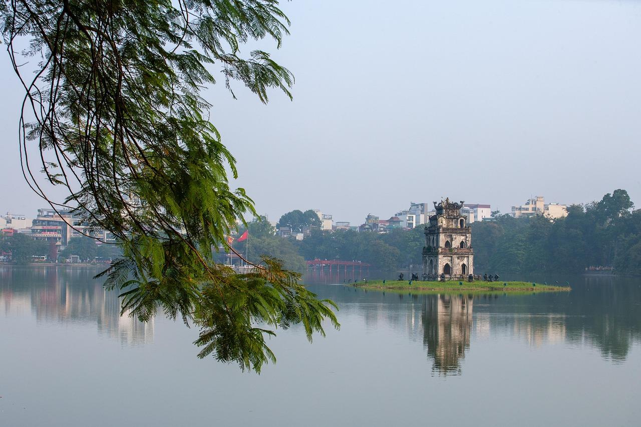 Zabytkowa Wieża Żółwia na Jeziorze Hoan Kiem w Hanoi, Wietnam.