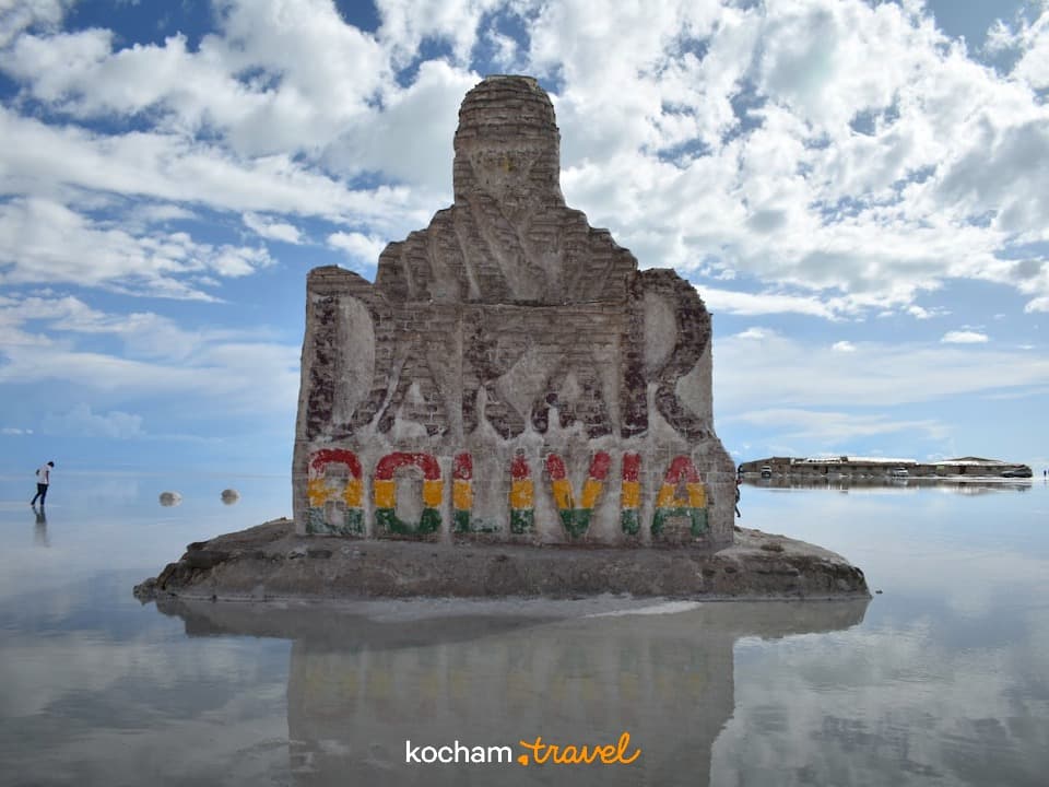 Monument Dakar Boliwia na rozległym solnisku Salar de Uyuni, odbicia.