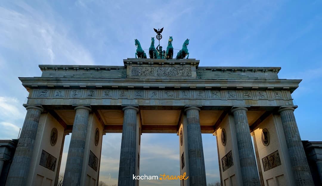 Brama Brandenburska w Berlinie o zachodzie słońca
