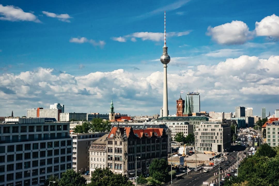 Słoneczna panorama Berlina z wieżą telewizyjną Fernsehturm i miejską architekturą.