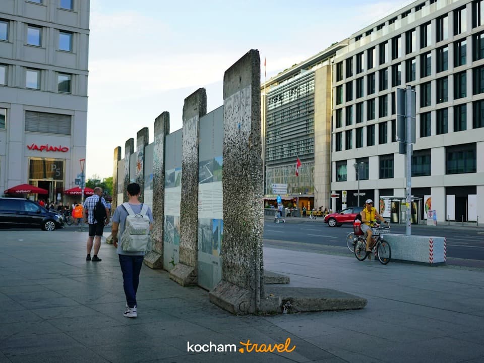 Mur Berliński, pomnik, ulica miejska, piesi, nowoczesna architektura Berlina.